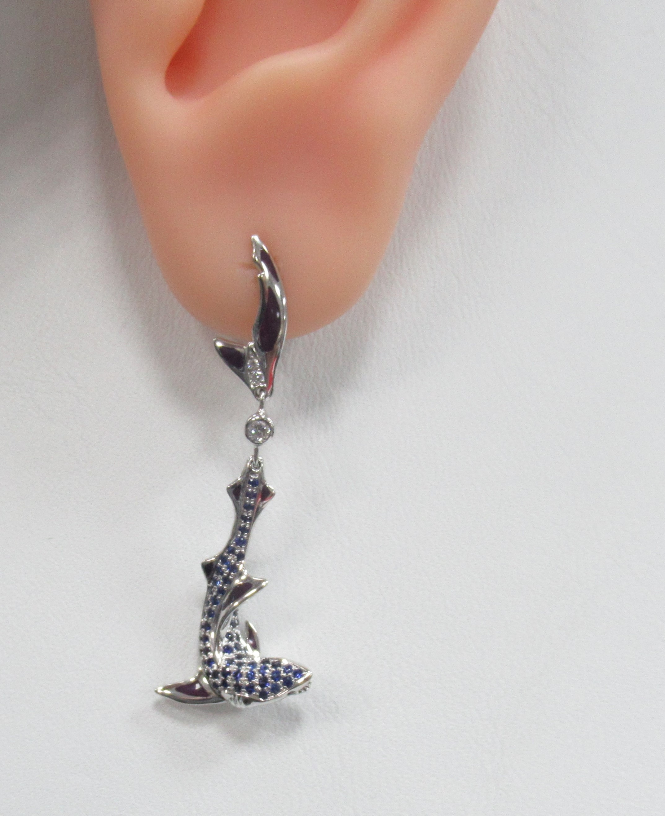 Серьги из белого золота с сапфирами "Акулы"